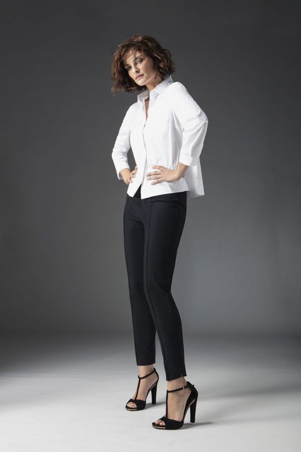 черные брюки и белая блуза с длинным рукавом
