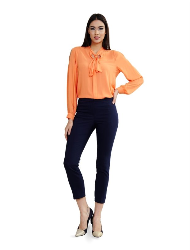 оранжевая блуза и темные укороченные брюки