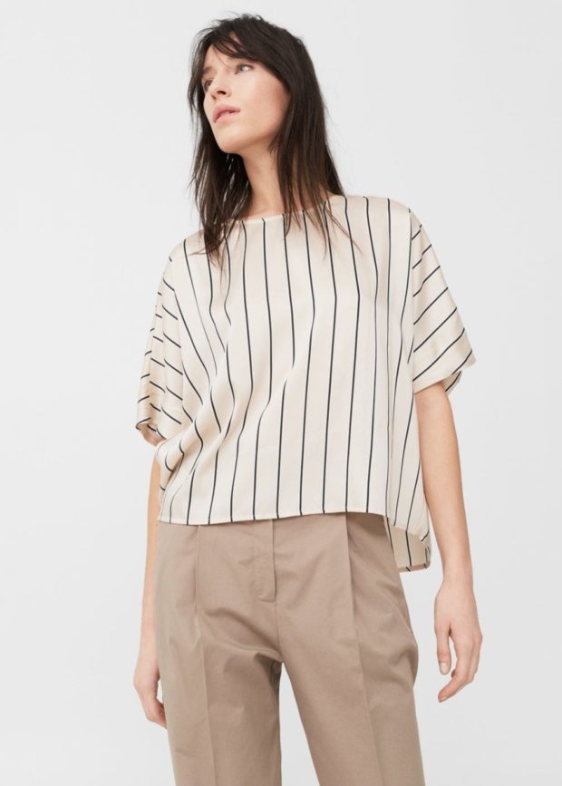 Мода весна лето 2027 для женщин за 40: светлая блуза в полоску и бежевые брюки