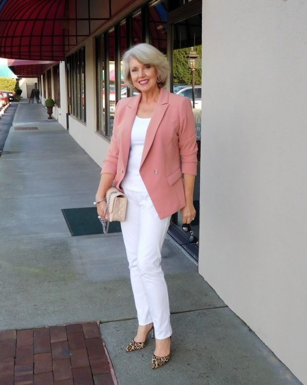 светло-розовый пиджак и белые брюки