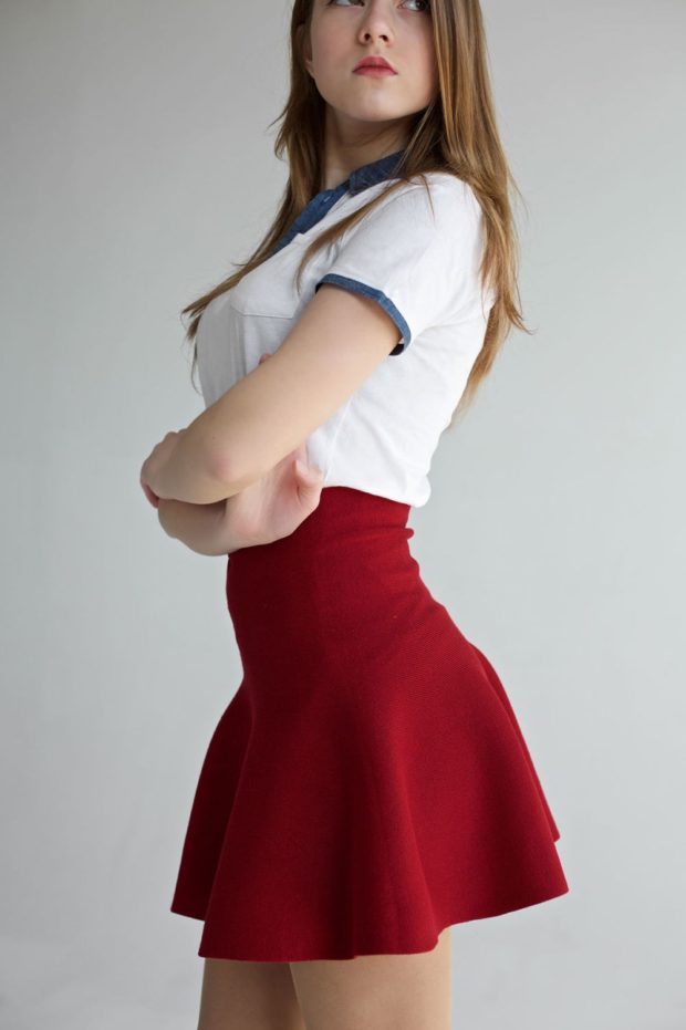 мода в одежде: красная юбка короткая под белую футболку