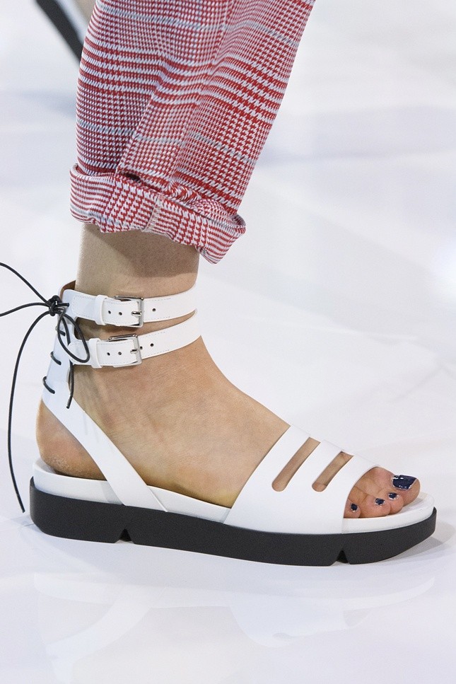 Модная женская обувь весна лето 2022: белые сандалии