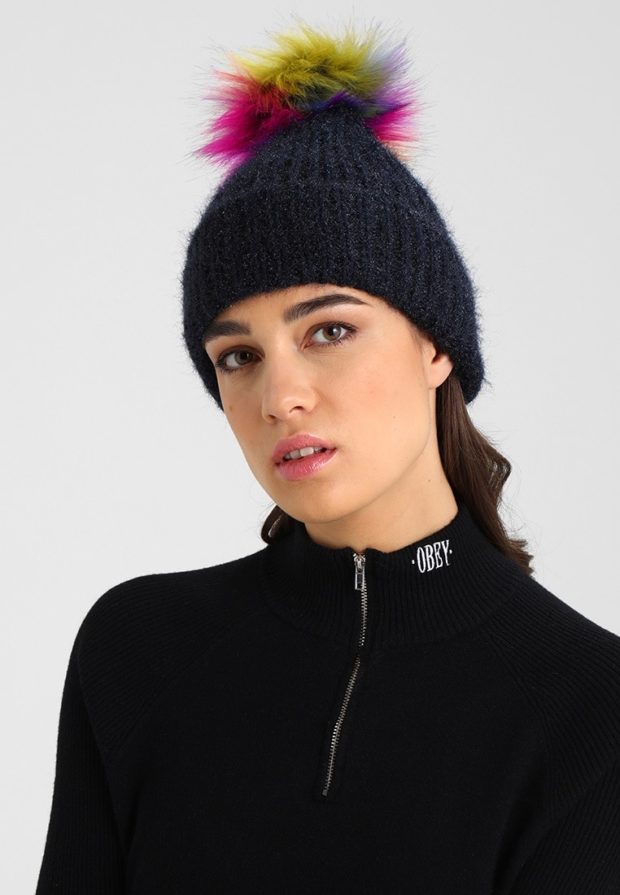 модные вязаные шапки осень-зима 2021-2022: черная разноцветный помпон